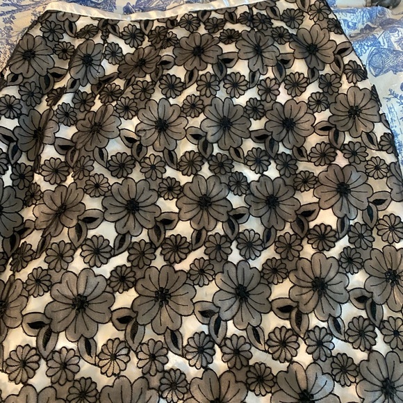 Elegant Black Floral Lace Skirt - Picture 3 of 6